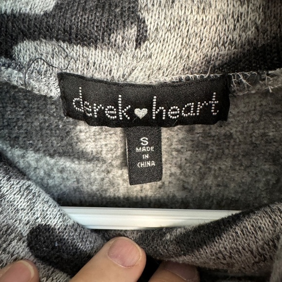 Derek Heart Women's Gray Camo Long Sleeve Turtleneck Knit Pullover Size‎ Small - Picture 4 of 13